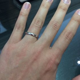 【LUCIE(ルシエ)の口コミ】 シンプルながら動きのあるデザインに惹かれた。婚約指輪に同ブランドを選…