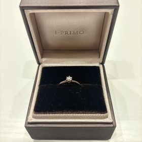 【アイプリモ(I-PRIMO)の口コミ】 シンプルなデザインで、ダイヤモンド付近に行くに連れてリングが細くスリ…