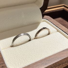 【TANZO.(鍛造指輪)の口コミ】 基礎となる形・表面加工など、参考デザインがいくつかありながら、その組…