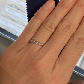 【ヴァンドーム青山(VENDOME AOYAMA)の口コミ】 華奢なラインとダイヤが手元を綺麗に見せてくれます。
少しダイヤが多過ぎ…