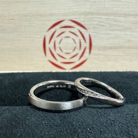 【出雲結(いずもゆい)の口コミ】 女性の方は、捻れた形でダイヤをいれ、男性の方はマット素材とダイヤモン…