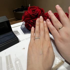 【ラザール ダイヤモンド(LAZARE DIAMOND)の口コミ】 デザインはパヴェです。
ダイヤが敷き詰められてるデザインでキラキラゴー…