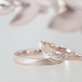 【renri(レンリ)の口コミ】 2人で手作りしました。
婚約指輪にあわせ、ピンクゴールドで製作。
彼のデ…