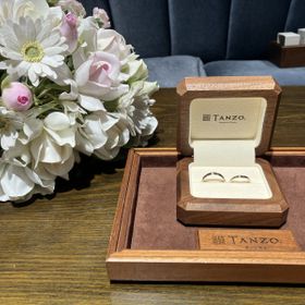 【TANZO.(鍛造指輪)の口コミ】 オリジナルのデザイン。こだわりポイントは半分だけ鎚目になっているとこ…