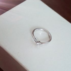 【4℃ BRIDAL(ヨンドシーブライダル)の口コミ】 形やデザインが珍しく、とても可愛くて一目惚れしました。
一生に一度のプ…