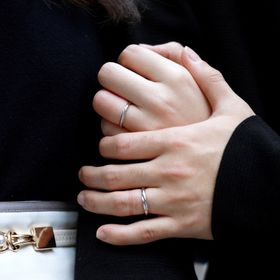 【出雲結(いずもゆい)の口コミ】 こちらの指輪は、シンプルながらも洗練されたデザインが魅力です。付け心…