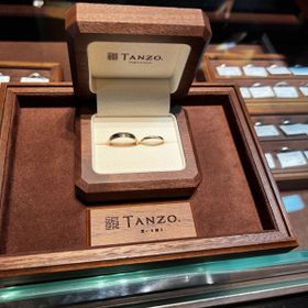 【TANZO.(鍛造指輪)の口コミ】 シンプルでかわいいく、ダイヤ３せきがとてもかわいいです。たくさんのデ…