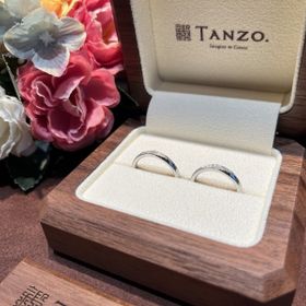 【TANZO.(鍛造指輪)の口コミ】 斜めに入れたスターダストがきらきらしていて、とてもきれいです。エッジ…