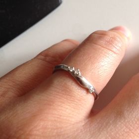 【LAPAGE(ラパージュ)の口コミ】 結婚指輪がペアで作られているデザインです。

レディスは宝石が３箇所に…