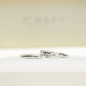 【CRAFY(クラフィ)の口コミ】 幅2mm、鏡面仕上げのシンプルなデザイン。幅が細めなので刻印ができるか心…