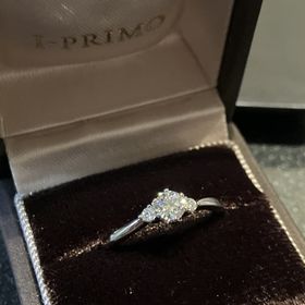 【アイプリモ(I-PRIMO)の口コミ】 真ん中のダイヤの両側に小さいダイヤもついていて、一目見たときの印象が…