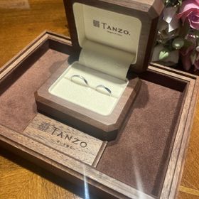 【TANZO.(鍛造指輪)の口コミ】 ストレートのプラチナの土台ににえぐりをいれて、S字カーブのような流れを…