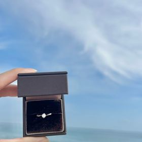 【アイプリモ(I-PRIMO)の口コミ】 リングが細くダイヤが大きく見えます。指輪をつけていると大きく輝くダイ…