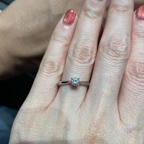 【ラザール ダイヤモンド(LAZARE DIAMOND)の口コミ】 シンプルなデザインですが、ダイヤの輝きがとても強く存在感がありダイヤ…