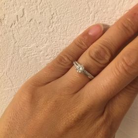 【デビアス(DE BEERS)の口コミ】 他のブランドと比べて、繊細なデザインで非常に丁寧な作りをしているとこ…