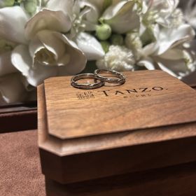 【TANZO.(鍛造指輪)の口コミ】 新郎側の指輪は3つのぷっくりを入れており、真ん中を土目を入れているとこ…
