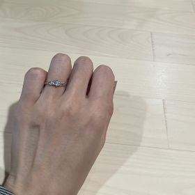 【アイプリモ(I-PRIMO)の口コミ】 一粒ダイヤだけが主役でない。両サイドの計4つのダイヤがセンターダイヤを…