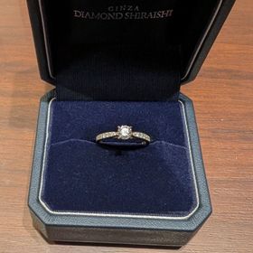 【銀座ダイヤモンドシライシの口コミ】 diana.dというデザインで、４つの爪で留めたメインダイヤのサイドにメレダ…