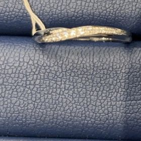 【銀座ダイヤモンドシライシの口コミ】 ダイヤが着いている部分がキラキラしすぎ？と思いましたが、実際つけて遠…