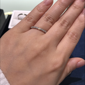 【4℃ BRIDAL(ヨンドシーブライダル)の口コミ】 元々ハーフエタニティというデザインの指輪を探していて、このデザインが…