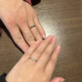 【銀座ダイヤモンドシライシの口コミ】 シンプルなデザインで、ダイヤモンドが綺麗に埋め込まれており、光がダイ…