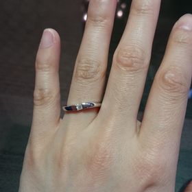 【LUCIE(ルシエ)の口コミ】 ダイヤモンド一つだけでも存在感があってかわいい。
シンプルでずっと付け…