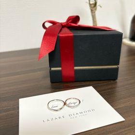 【ラザール ダイヤモンド(LAZARE DIAMOND)の口コミ】 ダイヤが弧を描くように11石入っています。ぱっと見る数石見えますが、ど…
