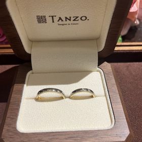 【TANZO.(鍛造指輪)の口コミ】 指輪のデザインは、プラチナとグリーンゴールドのコンビです。プラチナは…