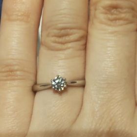 【銀座ダイヤモンドシライシの口コミ】 エンゲージリングらしい、一粒ダイヤモンドの指輪を探していて、こちらに…