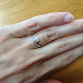 【LEHAIM(レハイム)の口コミ】 少しウェーブしていて片方だけにメレダイヤが埋め込まれており、派手では…