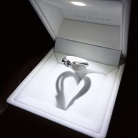 【STAR JEWELRY(スタージュエリー)の口コミ】 一粒ダイヤが輝く王道の婚約指輪です。リング部分が細めなのでダイヤが引…