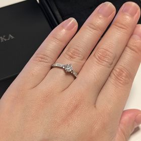 【EIKA(エイカ)の口コミ】 プロポーズ時はローズの中にダイヤモンドが入っている状態で頂きました。
…