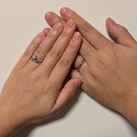 【EIKA(エイカ)の口コミ】 素材は婚約指輪と同じプラチナにしました。
デザインはシンプルですが、追…