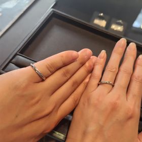 【エクセルコダイヤモンド(EXELCO DIAMOND)の口コミ】 緩やかなウェーブ型で、指にフィットしていて綺麗でした。女性側が表面の…