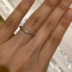 【bijou SOPHIA(ビジュソフィア)】の口コミ 自身の指の形にあうのはVラインやウェーブなのですが、このリングはストレ...