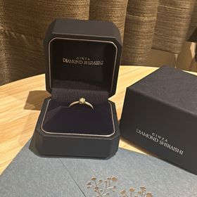 【銀座ダイヤモンドシライシの口コミ】 リングに散りばめられたダイヤモンドが中心のダイヤモンドをより際立たせ…