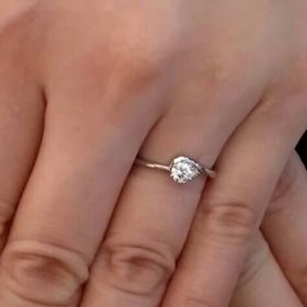 【ジュエリーツツミ(JEWELRY TSUTSUMI)の口コミ】 婚約指輪というと、大きなダイヤモンドのイメージが強いのでできるだけシ…