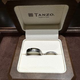【TANZO.(鍛造指輪)の口コミ】 お互い全く同じデザインではないですが、斜めになっているところや下側面…