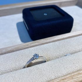 【ith(イズ)の口コミ】 シンプルかつ上品なデザインで美しいです。
流れるように埋め込まれたダイ…