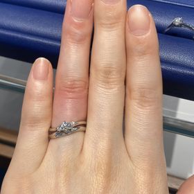 【銀座ダイヤモンドシライシの口コミ】 サイドにメレダイヤがついていて、シンプルなものを探していました。長年…