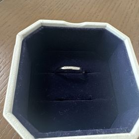 【4℃ BRIDAL(ヨンドシーブライダル)の口コミ】 側面にダイヤがあるのがとても良かったです。
また、着け心地もよく、あま…