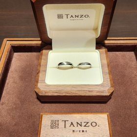 【TANZO.(鍛造指輪)の口コミ】 オリジナルデザインで、シミラールックなデザインにしました。私はダイヤ…