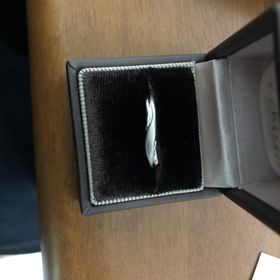 【銀座ダイヤモンドシライシの口コミ】 真ん中に斜めに横切るラインを入れてもらい、質素ながらもデザイン性のあ…