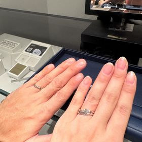 【銀座ダイヤモンドシライシの口コミ】 サイドにも埋め込みのダイヤモンドがあり、細身のウェーブデザインなので…