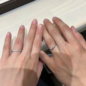 【俄(にわか)の口コミ】 ほんのりＶ字で指が長く見えて、ハーフエタニティでゴージャスで素敵でし…