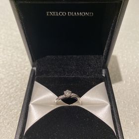 【エクセルコダイヤモンド(EXELCO DIAMOND)の口コミ】 指輪のデザインについてとても気に入っております。
ウェーブで左右非対称…
