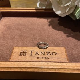 【TANZO.(鍛造指輪)の口コミ】 ダイヤの数を増やしてオーダーしました。斜めのラインは彼とペア感を出す…