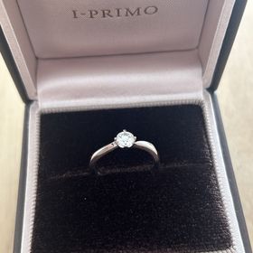 【アイプリモ(I-PRIMO)の口コミ】 結婚指輪と重ねづけしやすいデザインで探し決めました。指輪のウェーブラ…