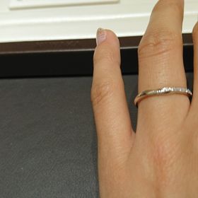 【俄(にわか)の口コミ】 夫婦共に指の関節がゴツゴツしているので、指輪は真っ直ぐのストレートタ…
