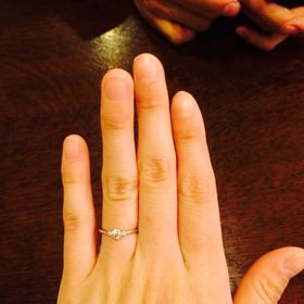 【銀座ダイヤモンドシライシの口コミ】 プロポーズの時に旦那にもらいました。真ん中に大きなダイヤモンド、左右…